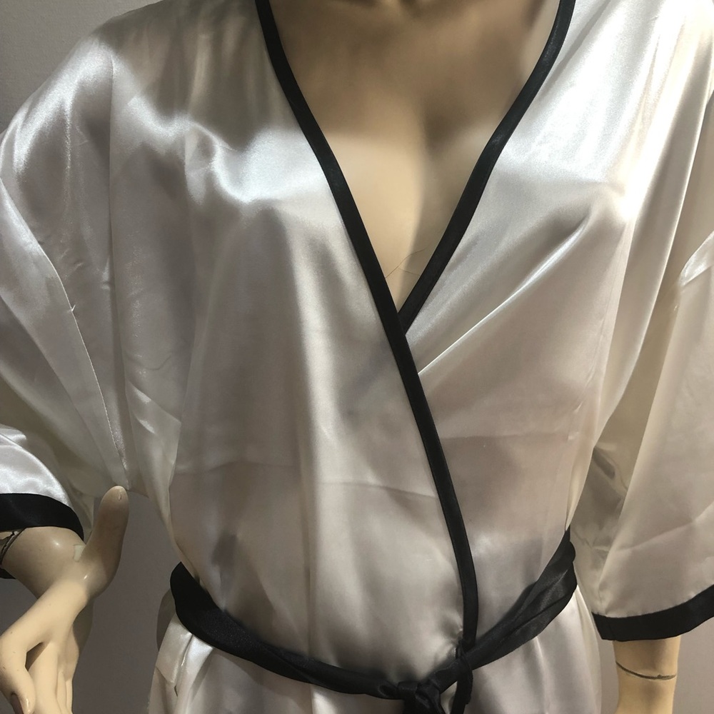 NWT. Morgan Taylor Bridal Top. Sleepwear Robes Size L/XL. Color White and Black.
